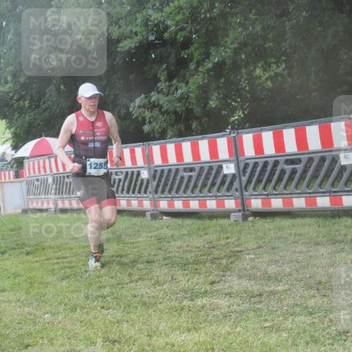 21.06.2025 - 27. Vierlanden-Triathlon KatJ http://msf.ph/oto/8041107 15.06.2025 14:30:23 Ziel 1255 meine-sportfotos.de