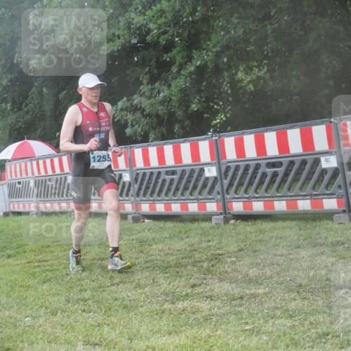 21.06.2025 - 27. Vierlanden-Triathlon KatJ http://msf.ph/oto/8041110 15.06.2025 14:30:23 Ziel 1255 meine-sportfotos.de