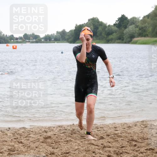 21.06.2025 - 27. Vierlanden-Triathlon Lena Gebhardt http://msf.ph/oto/8041112 15.06.2025 13:05:58 Schwimmen 1171, 1177 meine-sportfotos.de