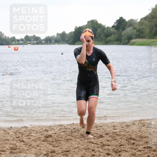 21.06.2025 - 27. Vierlanden-Triathlon Lena Gebhardt http://msf.ph/oto/8041113 15.06.2025 13:05:59 Schwimmen 1171, 1177 meine-sportfotos.de