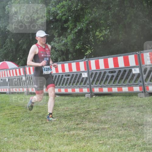 21.06.2025 - 27. Vierlanden-Triathlon KatJ http://msf.ph/oto/8041114 15.06.2025 14:30:23 Ziel 1255 meine-sportfotos.de