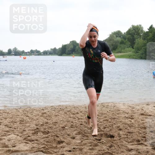 21.06.2025 - 27. Vierlanden-Triathlon Lena Gebhardt http://msf.ph/oto/8041116 15.06.2025 13:05:59 Schwimmen 1171, 1177 meine-sportfotos.de