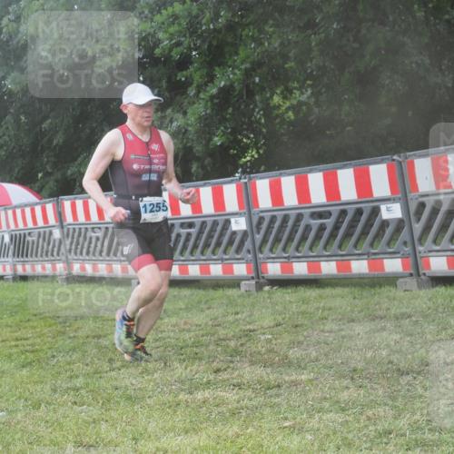 21.06.2025 - 27. Vierlanden-Triathlon KatJ http://msf.ph/oto/8041119 15.06.2025 14:30:23 Ziel 1255 meine-sportfotos.de