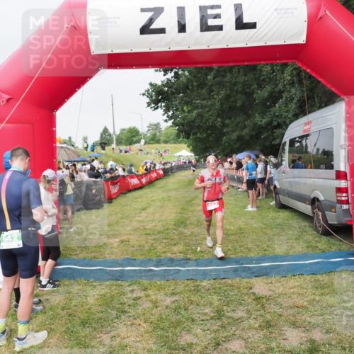 21.06.2025 - 27. Vierlanden-Triathlon MichiJ http://msf.ph/oto/8041147 15.06.2026 13:28:12 Ziel 162 meine-sportfotos.de
