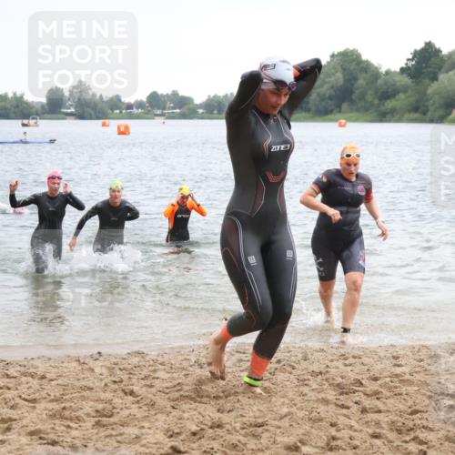 21.06.2025 - 27. Vierlanden-Triathlon Lena Gebhardt http://msf.ph/oto/8041148 15.06.2025 13:06:16 Schwimmen 1169, 1180, 1189, 1190, 1208 meine-sportfotos.de