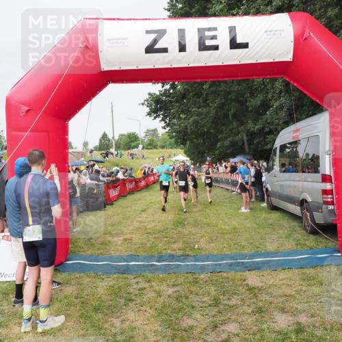 21.06.2025 - 27. Vierlanden-Triathlon MichiJ http://msf.ph/oto/8041161 15.06.2026 13:28:22 Ziel 733, 828, 1062, 1063, 1064 meine-sportfotos.de