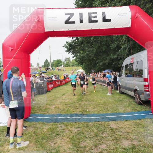 21.06.2025 - 27. Vierlanden-Triathlon MichiJ http://msf.ph/oto/8041164 15.06.2026 13:28:22 Ziel 733, 828, 1062, 1063, 1064 meine-sportfotos.de