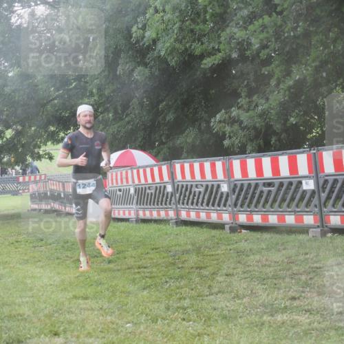 21.06.2025 - 27. Vierlanden-Triathlon KatJ http://msf.ph/oto/8041171 15.06.2025 14:30:51 Ziel 1244 meine-sportfotos.de
