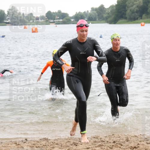 21.06.2025 - 27. Vierlanden-Triathlon Lena Gebhardt http://msf.ph/oto/8041172 15.06.2025 13:06:19 Schwimmen 1169, 1180, 1189, 1190, 1208 meine-sportfotos.de