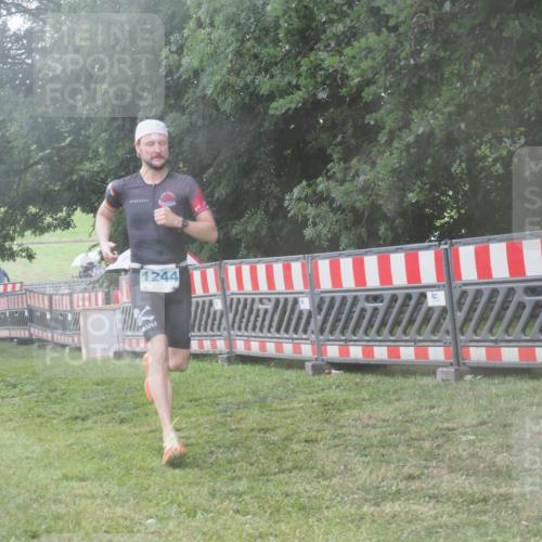 21.06.2025 - 27. Vierlanden-Triathlon KatJ http://msf.ph/oto/8041179 15.06.2025 14:30:51 Ziel 1244 meine-sportfotos.de