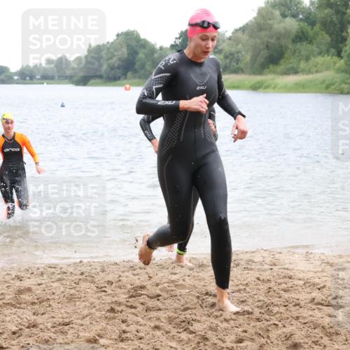 21.06.2025 - 27. Vierlanden-Triathlon Lena Gebhardt http://msf.ph/oto/8041181 15.06.2025 13:06:20 Schwimmen 1169, 1180, 1189, 1190, 1208 meine-sportfotos.de