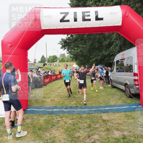 21.06.2025 - 27. Vierlanden-Triathlon MichiJ http://msf.ph/oto/8041183 15.06.2026 13:28:23 Ziel 113, 733, 828, 1062, 1063, 1064 meine-sportfotos.de