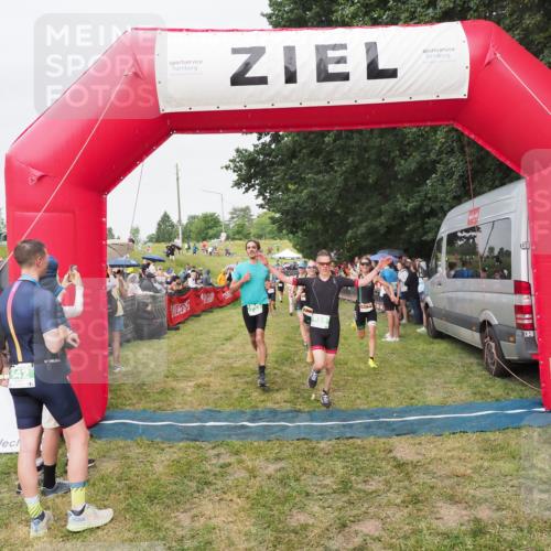 21.06.2025 - 27. Vierlanden-Triathlon MichiJ http://msf.ph/oto/8041186 15.06.2026 13:28:23 Ziel 113, 733, 828, 1062, 1063, 1064 meine-sportfotos.de