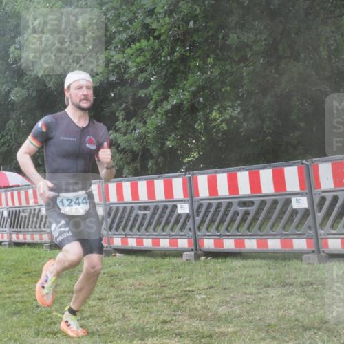 21.06.2025 - 27. Vierlanden-Triathlon KatJ http://msf.ph/oto/8041191 15.06.2025 14:30:52 Ziel 1244 meine-sportfotos.de
