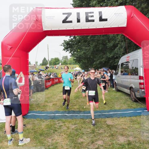21.06.2025 - 27. Vierlanden-Triathlon MichiJ http://msf.ph/oto/8041192 15.06.2026 13:28:23 Ziel 113, 733, 828, 1062, 1063, 1064 meine-sportfotos.de