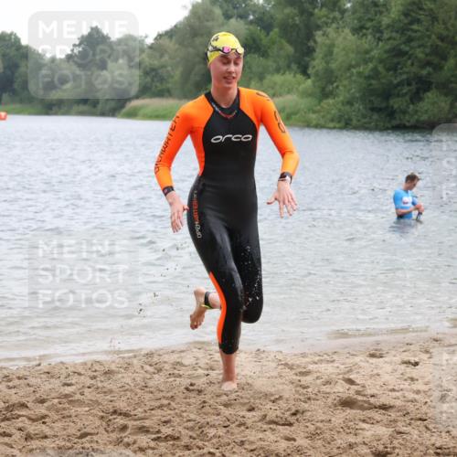 21.06.2025 - 27. Vierlanden-Triathlon Lena Gebhardt http://msf.ph/oto/8041201 15.06.2025 13:06:23 Schwimmen 1164, 1169, 1180, 1189, 1190, 1208 meine-sportfotos.de