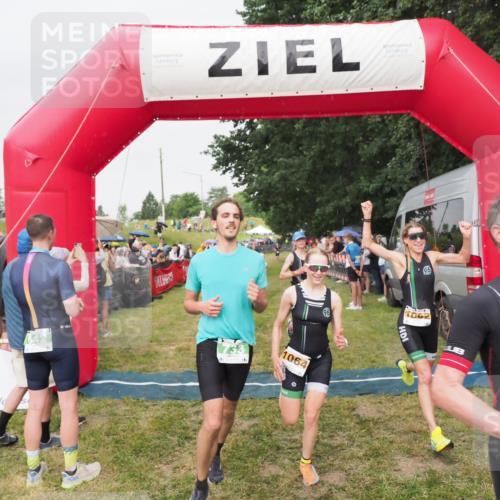21.06.2025 - 27. Vierlanden-Triathlon MichiJ http://msf.ph/oto/8041208 15.06.2026 13:28:24 Ziel 113, 733, 828, 1062, 1063, 1064 meine-sportfotos.de