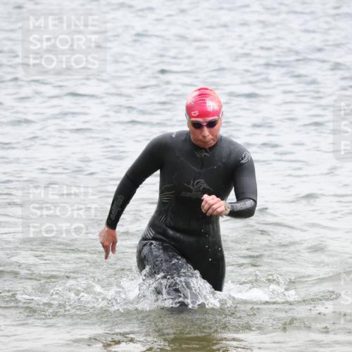 21.06.2025 - 27. Vierlanden-Triathlon Lena Gebhardt http://msf.ph/oto/8041210 15.06.2025 13:06:28 Schwimmen 1164, 1180, 1189, 1208 meine-sportfotos.de