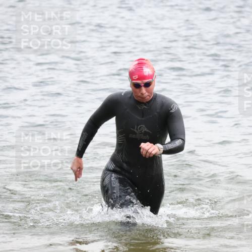 21.06.2025 - 27. Vierlanden-Triathlon Lena Gebhardt http://msf.ph/oto/8041213 15.06.2025 13:06:28 Schwimmen 1164, 1180, 1189, 1208 meine-sportfotos.de