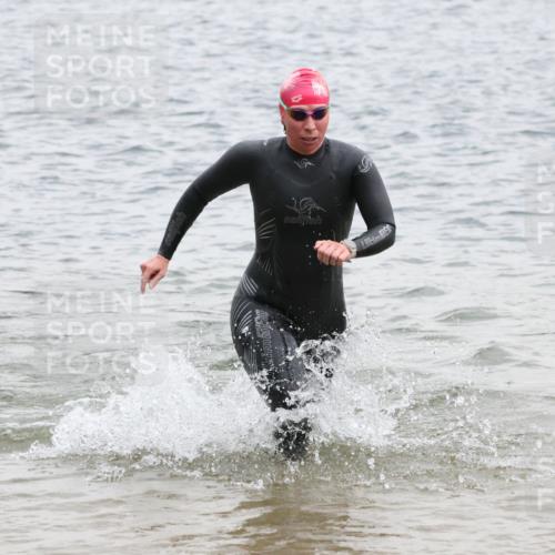 21.06.2025 - 27. Vierlanden-Triathlon Lena Gebhardt http://msf.ph/oto/8041216 15.06.2025 13:06:29 Schwimmen 1164, 1180, 1189, 1208 meine-sportfotos.de