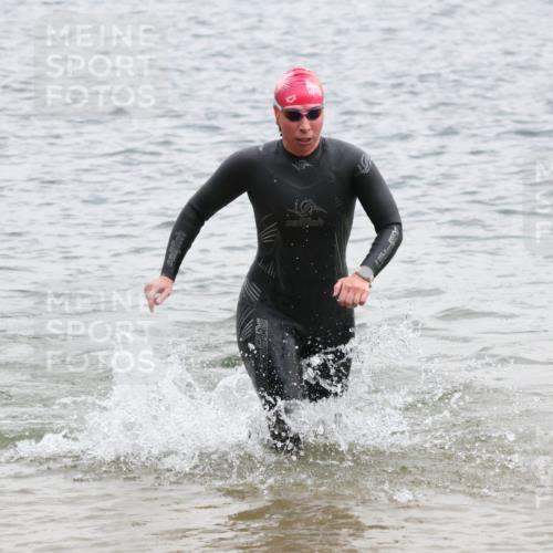 21.06.2025 - 27. Vierlanden-Triathlon Lena Gebhardt http://msf.ph/oto/8041219 15.06.2025 13:06:29 Schwimmen 1164, 1180, 1189, 1208 meine-sportfotos.de
