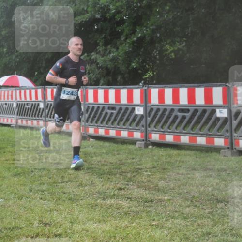 21.06.2025 - 27. Vierlanden-Triathlon KatJ http://msf.ph/oto/8041220 15.06.2025 14:31:31 Ziel 1243, 1257 meine-sportfotos.de