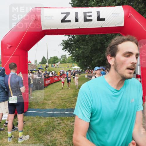 21.06.2025 - 27. Vierlanden-Triathlon MichiJ http://msf.ph/oto/8041221 15.06.2026 13:28:25 Ziel 113, 733, 828, 1062, 1063, 1064 meine-sportfotos.de