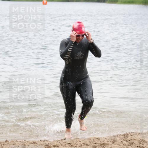 21.06.2025 - 27. Vierlanden-Triathlon Lena Gebhardt http://msf.ph/oto/8041222 15.06.2025 13:06:30 Schwimmen 1164, 1180, 1189, 1208 meine-sportfotos.de