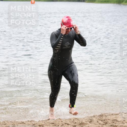 21.06.2025 - 27. Vierlanden-Triathlon Lena Gebhardt http://msf.ph/oto/8041223 15.06.2025 13:06:30 Schwimmen 1164, 1180, 1189, 1208 meine-sportfotos.de
