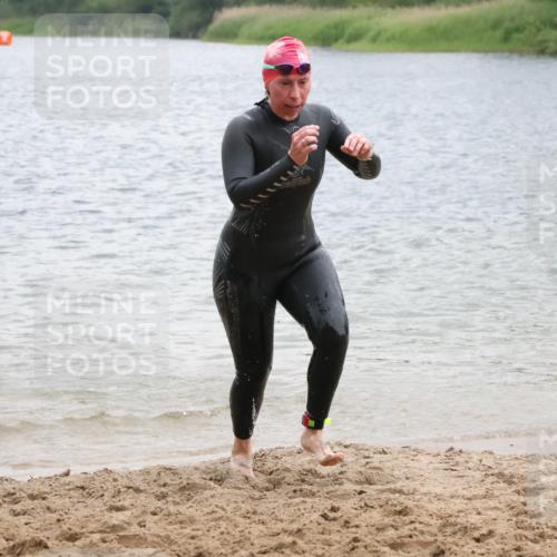 21.06.2025 - 27. Vierlanden-Triathlon Lena Gebhardt http://msf.ph/oto/8041226 15.06.2025 13:06:31 Schwimmen 1164, 1180, 1208 meine-sportfotos.de
