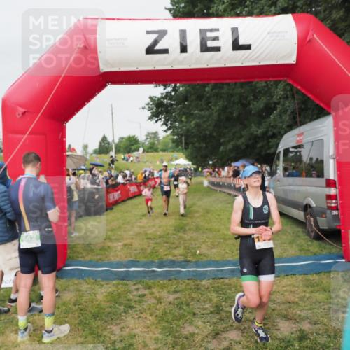 21.06.2025 - 27. Vierlanden-Triathlon MichiJ http://msf.ph/oto/8041227 15.06.2026 13:28:25 Ziel 113, 733, 828, 1062, 1063, 1064 meine-sportfotos.de