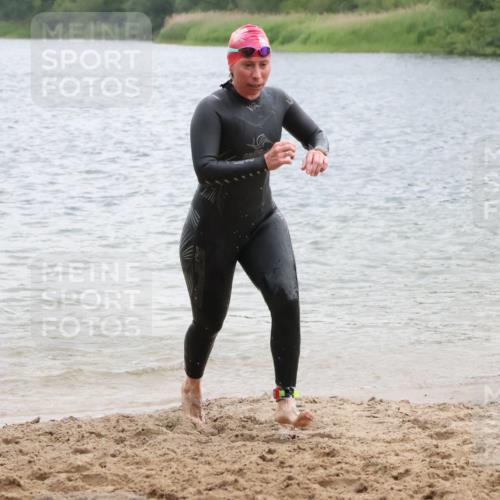 21.06.2025 - 27. Vierlanden-Triathlon Lena Gebhardt http://msf.ph/oto/8041229 15.06.2025 13:06:31 Schwimmen 1164, 1180, 1208 meine-sportfotos.de