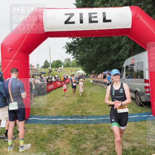 21.06.2025 - 27. Vierlanden-Triathlon MichiJ http://msf.ph/oto/8041231 15.06.2026 13:28:25 Ziel 113, 733, 828, 1062, 1063, 1064 meine-sportfotos.de
