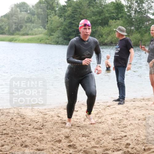 21.06.2025 - 27. Vierlanden-Triathlon Lena Gebhardt http://msf.ph/oto/8041237 15.06.2025 13:06:32 Schwimmen 1164, 1175, 1208 meine-sportfotos.de