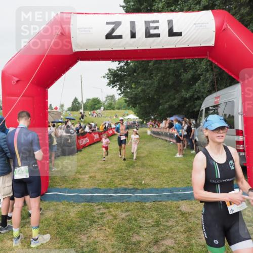 21.06.2025 - 27. Vierlanden-Triathlon MichiJ http://msf.ph/oto/8041238 15.06.2026 13:28:25 Ziel 113, 733, 828, 1062, 1063, 1064 meine-sportfotos.de