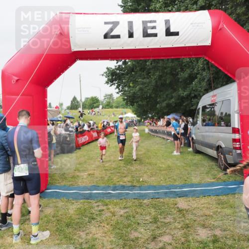 21.06.2025 - 27. Vierlanden-Triathlon MichiJ http://msf.ph/oto/8041241 15.06.2026 13:28:26 Ziel 113, 733, 751, 828, 1062, 1063, 1064 meine-sportfotos.de