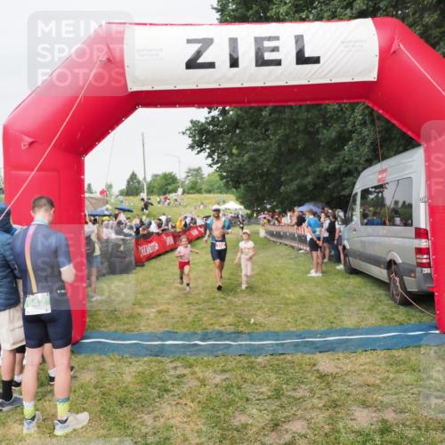 21.06.2025 - 27. Vierlanden-Triathlon MichiJ http://msf.ph/oto/8041245 15.06.2026 13:28:26 Ziel 113, 733, 751, 828, 1062, 1063, 1064 meine-sportfotos.de