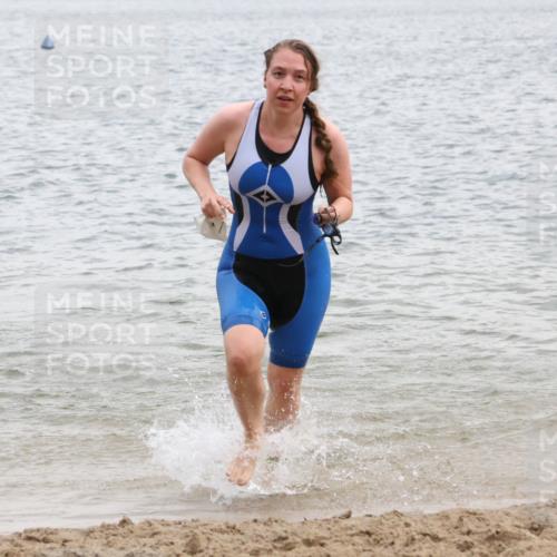 21.06.2025 - 27. Vierlanden-Triathlon Lena Gebhardt http://msf.ph/oto/8041248 15.06.2025 13:06:41 Schwimmen 1164, 1175, 1191, 1210 meine-sportfotos.de