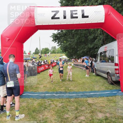 21.06.2025 - 27. Vierlanden-Triathlon MichiJ http://msf.ph/oto/8041249 15.06.2026 13:28:26 Ziel 113, 733, 751, 828, 1062, 1063, 1064 meine-sportfotos.de