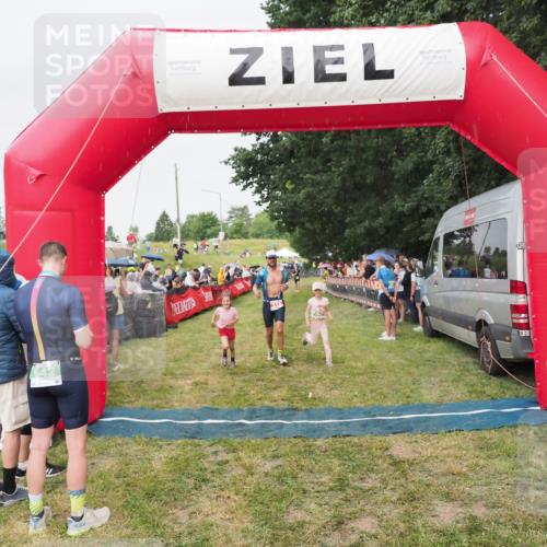 21.06.2025 - 27. Vierlanden-Triathlon MichiJ http://msf.ph/oto/8041254 15.06.2026 13:28:26 Ziel 113, 733, 751, 828, 1062, 1063, 1064 meine-sportfotos.de
