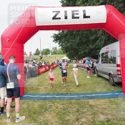 21.06.2025 - 27. Vierlanden-Triathlon MichiJ http://msf.ph/oto/8041260 15.06.2026 13:28:26 Ziel 113, 733, 751, 828, 1062, 1063, 1064 meine-sportfotos.de