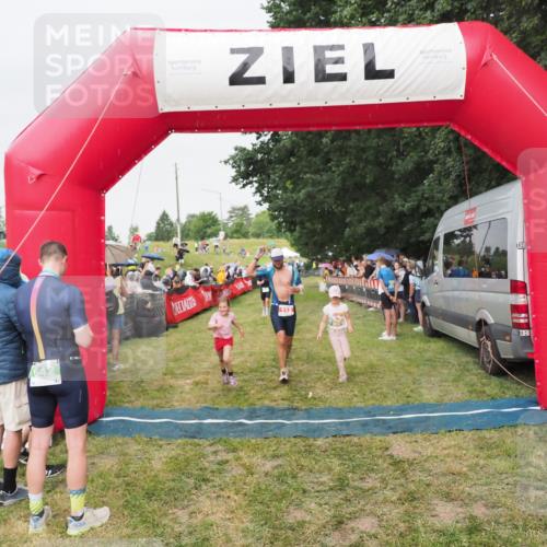 21.06.2025 - 27. Vierlanden-Triathlon MichiJ http://msf.ph/oto/8041264 15.06.2026 13:28:26 Ziel 113, 733, 751, 828, 1062, 1063, 1064 meine-sportfotos.de