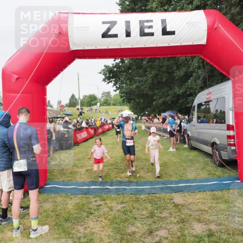 21.06.2025 - 27. Vierlanden-Triathlon MichiJ http://msf.ph/oto/8041267 15.06.2026 13:28:27 Ziel 113, 733, 751, 828, 1062, 1063, 1064 meine-sportfotos.de
