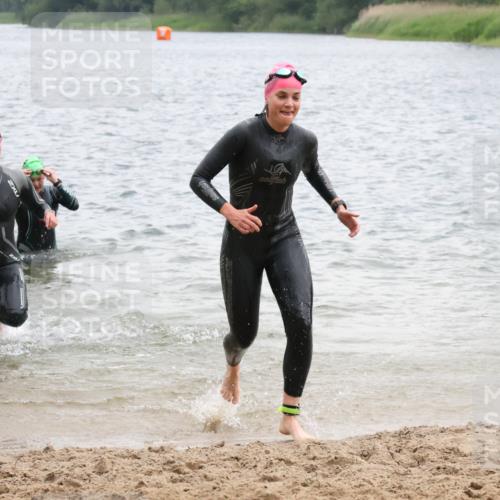 21.06.2025 - 27. Vierlanden-Triathlon Lena Gebhardt http://msf.ph/oto/8041275 15.06.2025 13:06:46 Schwimmen 1167, 1175, 1191, 1210, 1215, 1217 meine-sportfotos.de