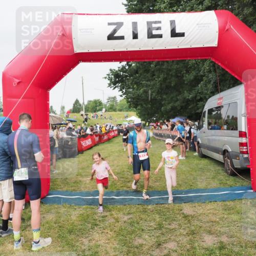 21.06.2025 - 27. Vierlanden-Triathlon MichiJ http://msf.ph/oto/8041277 15.06.2026 13:28:27 Ziel 113, 733, 751, 828, 1062, 1063, 1064 meine-sportfotos.de