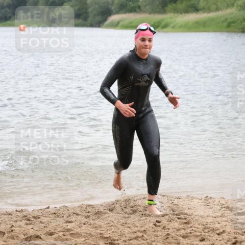 21.06.2025 - 27. Vierlanden-Triathlon Lena Gebhardt http://msf.ph/oto/8041282 15.06.2025 13:06:47 Schwimmen 1167, 1175, 1191, 1205, 1210, 1215, 1217 meine-sportfotos.de