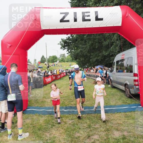 21.06.2025 - 27. Vierlanden-Triathlon MichiJ http://msf.ph/oto/8041284 15.06.2026 13:28:27 Ziel 113, 733, 751, 828, 1062, 1063, 1064 meine-sportfotos.de