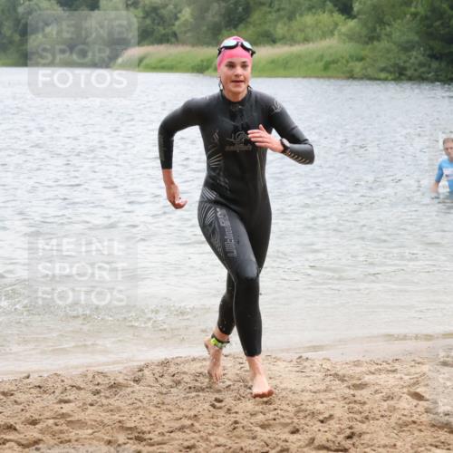 21.06.2025 - 27. Vierlanden-Triathlon Lena Gebhardt http://msf.ph/oto/8041285 15.06.2025 13:06:47 Schwimmen 1167, 1175, 1191, 1205, 1210, 1215, 1217 meine-sportfotos.de
