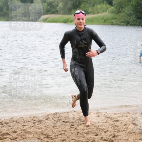 21.06.2025 - 27. Vierlanden-Triathlon Lena Gebhardt http://msf.ph/oto/8041286 15.06.2025 13:06:47 Schwimmen 1167, 1175, 1191, 1205, 1210, 1215, 1217 meine-sportfotos.de