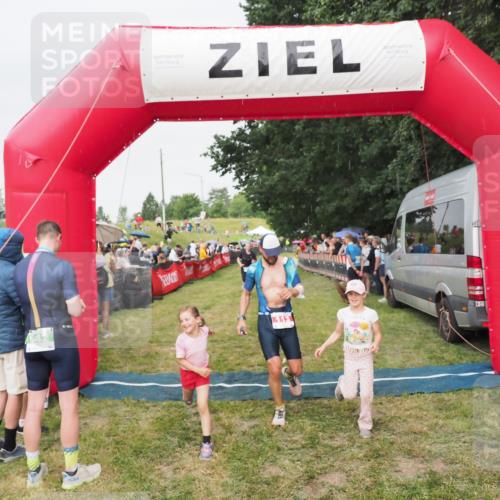 21.06.2025 - 27. Vierlanden-Triathlon MichiJ http://msf.ph/oto/8041288 15.06.2026 13:28:27 Ziel 113, 733, 751, 828, 1062, 1063, 1064 meine-sportfotos.de